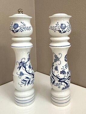 VNTG Styson Woodcrest Tall Blue Onion Salt Shaker and Pepper Mill made in Japan